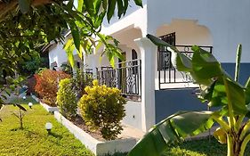 Vila Flowerhouse Sukuta Gambia Exterior photo