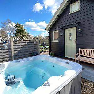 Vila Saving Grace With Private Hot Tub Bawdeswell Exterior photo