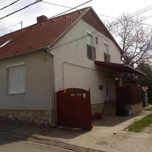 Hotel Budai Vám Apartmanház Pětikostelí Exterior photo