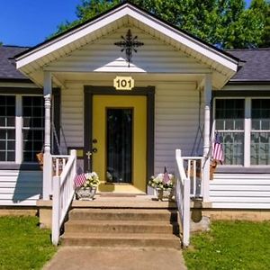 Vila Historic Town Square Bungalow In Heart Of Brighton Atoka Exterior photo