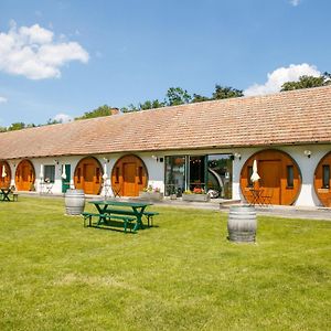 Hotel Winzerhof Kuessler - Weinviertel Stillfried Exterior photo