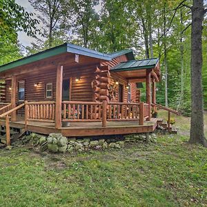 Vila Updated Manistique Log Cabin, Yard And Fire Pit Exterior photo