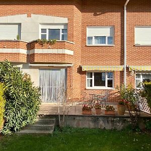 Vila Espacioso Chalet En Urbanizacion Con Piscina Cerca Del Centro De Haro Exterior photo