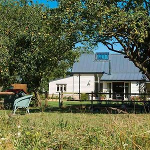 Vila Skylarks, Enjoy The Decking Overlooking Your Garden And Wildflower Meadow Old Newton Exterior photo