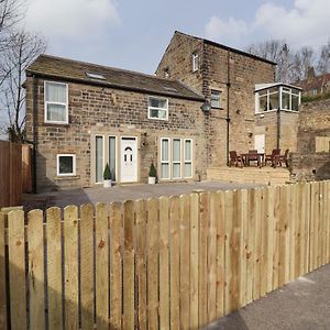 Vila The Coach House Keighley Exterior photo