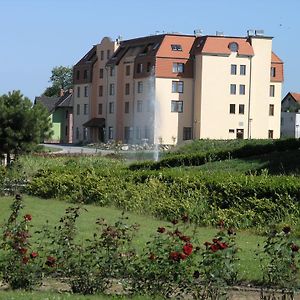 Hotel Sportwerk Vratislav Exterior photo