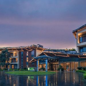 Holiday Inn Express Emei Mountain, An Ihg Hotel E-mej-šan Exterior photo