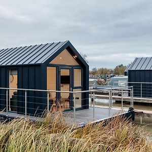 Apartmán Tattenhall Marina Floating Pods Hargrave Exterior photo