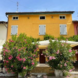 Bed and Breakfast La Casa Tra I Vigneti Montecalvo Versiggia Exterior photo