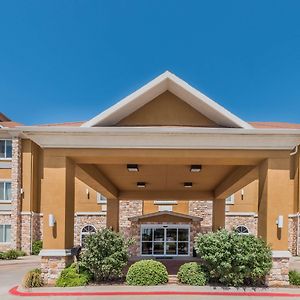 Days Inn & Suites By Wyndham Cleburne Tx Exterior photo