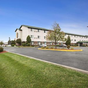 Hotel Super 8 By Wyndham Milwaukee Airport Exterior photo