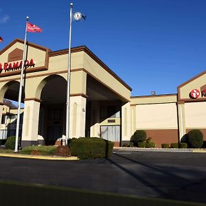 Hotel Ramada By Wyndham Triangle/Quantico Exterior photo