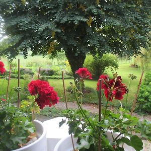 Bed and Breakfast La Maison Pres Du Ruisseau Chambre Jaune Fenioux  Exterior photo