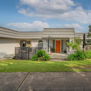 Vila Hosts On The Coast Harbour Lights Whitianga Exterior photo