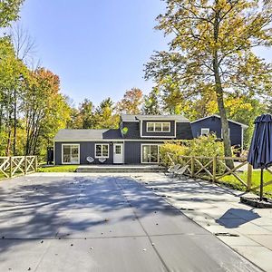 Vila Modern Escape With Fire Pit, Near Lake Waramaug Kent Exterior photo