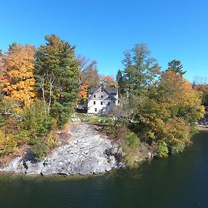 Lakehouse Inn Lee Exterior photo