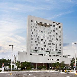 Hotel Courtyard By Marriott Leon At The Poliforum Exterior photo