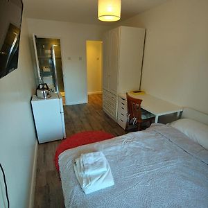 Ensuite Room With Private Shower, Walking Distance To Harry Potter Studios Watford  Exterior photo