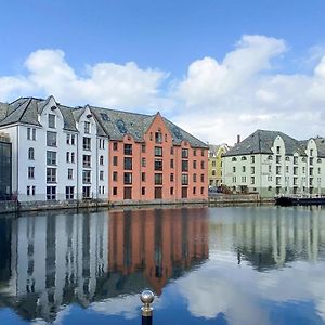 2 Bedroom Amazing Apartment In Ålesund Exterior photo