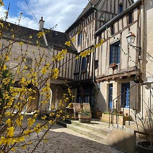 Bed and Breakfast La Maison Des Corporations Noyers-sur-Serein Exterior photo