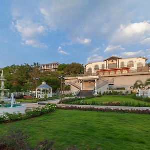 Bellevue Palace By Stayvista - Lavish Abode With A Pool, Landscaped Lawn, Gazebo & Adventure Activities Nášik Exterior photo