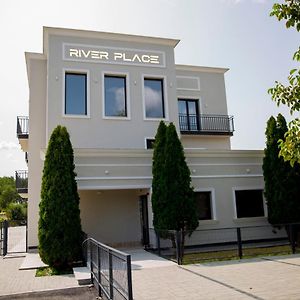 Hotel River Place Piteşti Exterior photo