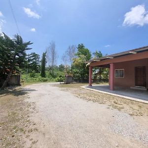 Hotel Umar'S Tiny House Chukai Exterior photo