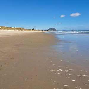 Two Rooms With One Queen Size Bed In Each Room One Bathroom For The Two Rooms Mount Maunganui Exterior photo