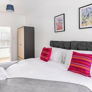 Apartmán Impressive 4 Bed House Sleeps 8 Private Parking, Fast Wifi 2X Smart Tvs Netflix & Foosball, Business Travellers Relocaters Leisure Welcome Haversham Exterior photo