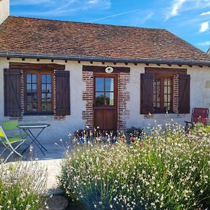 Bed and Breakfast Roulotte Confortable Avec Balcon En Bois, Climatisation Et Pret De Velos, Pres Du Chateau De Sully - Fr-1-590-287 Bonnee Exterior photo