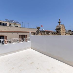 Apartmán Town House In The Heart Of Luqa - Close To Malta International Airport Exterior photo