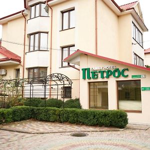 Петрос Family Hotel Jaremče Exterior photo