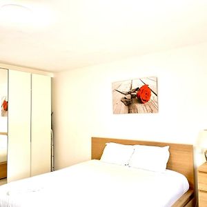 Large Room In Schuttrange Free Parking 10Mins To Airport Excellent Customer Services Lucembursko Exterior photo