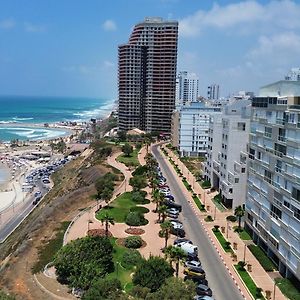 Apartmán דירה יפיפיה ומרווחת ליד הים Netanja Exterior photo