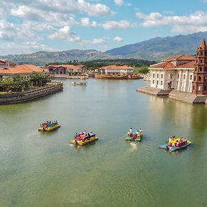 Hotel Las Casas Filipinas De Acuzar Bagac Exterior photo