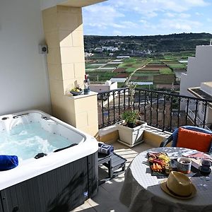 Apartmán Ta'Lonza Luxury Near Goldenbay With Hot Tub App3 Mellieħa Exterior photo