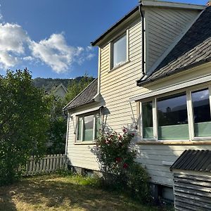 Apartmán Huset Pa Plassen Sogndal Exterior photo