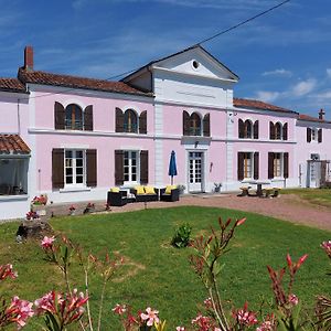 Bed and Breakfast Maison Rouge Saint-Jean-dʼAngély Exterior photo