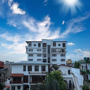 Club De Novo Hotel Butwāl Exterior photo