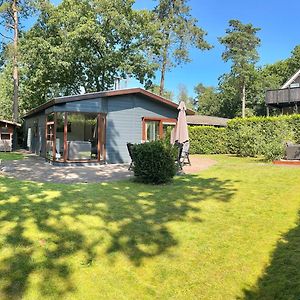 Vila Dubbele Chalet Op Recreatiepark Topparken Op De Veluwe In Beekbergen Met Grote Vrije Tuin En Eigen Parkeerplaats Exterior photo