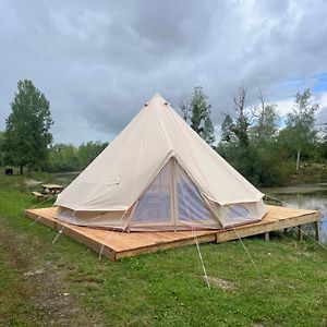 Hotel Tipi Du Pied De Loup Clérey Exterior photo