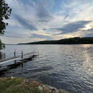 Vila Chalet Sur Le Bord De L'Eau Mallorytown Exterior photo