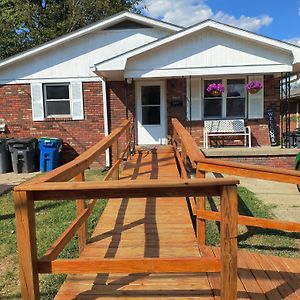 Apartmán Accessible Art Bungalow Evansville Exterior photo