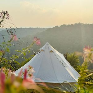 Hotel Glamping Viet Uc Kon Von Kla Exterior photo