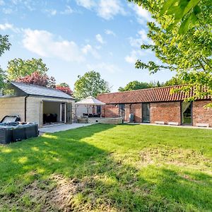 Vila Red Brick Barn - Uk39916 Howell Exterior photo