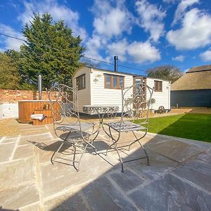 Vila Little Norfolk Cabin Neatishead Exterior photo