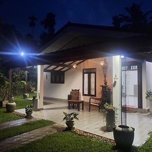 Seleena Villa Hikkaduwa Exterior photo