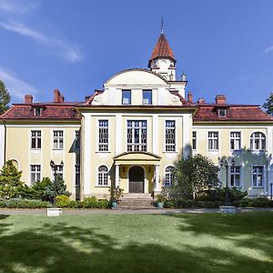 Palac Nieznanice Zabytek Goscinny Ze Spa Exterior photo