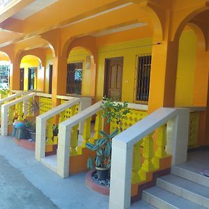 Queen Of Isle Cottages And Restaurant Puerto Galera Exterior photo