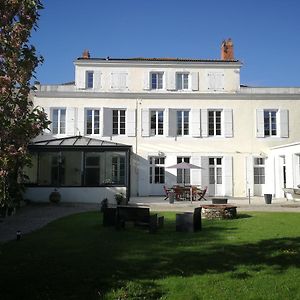 Bed and Breakfast H De Surgères Exterior photo